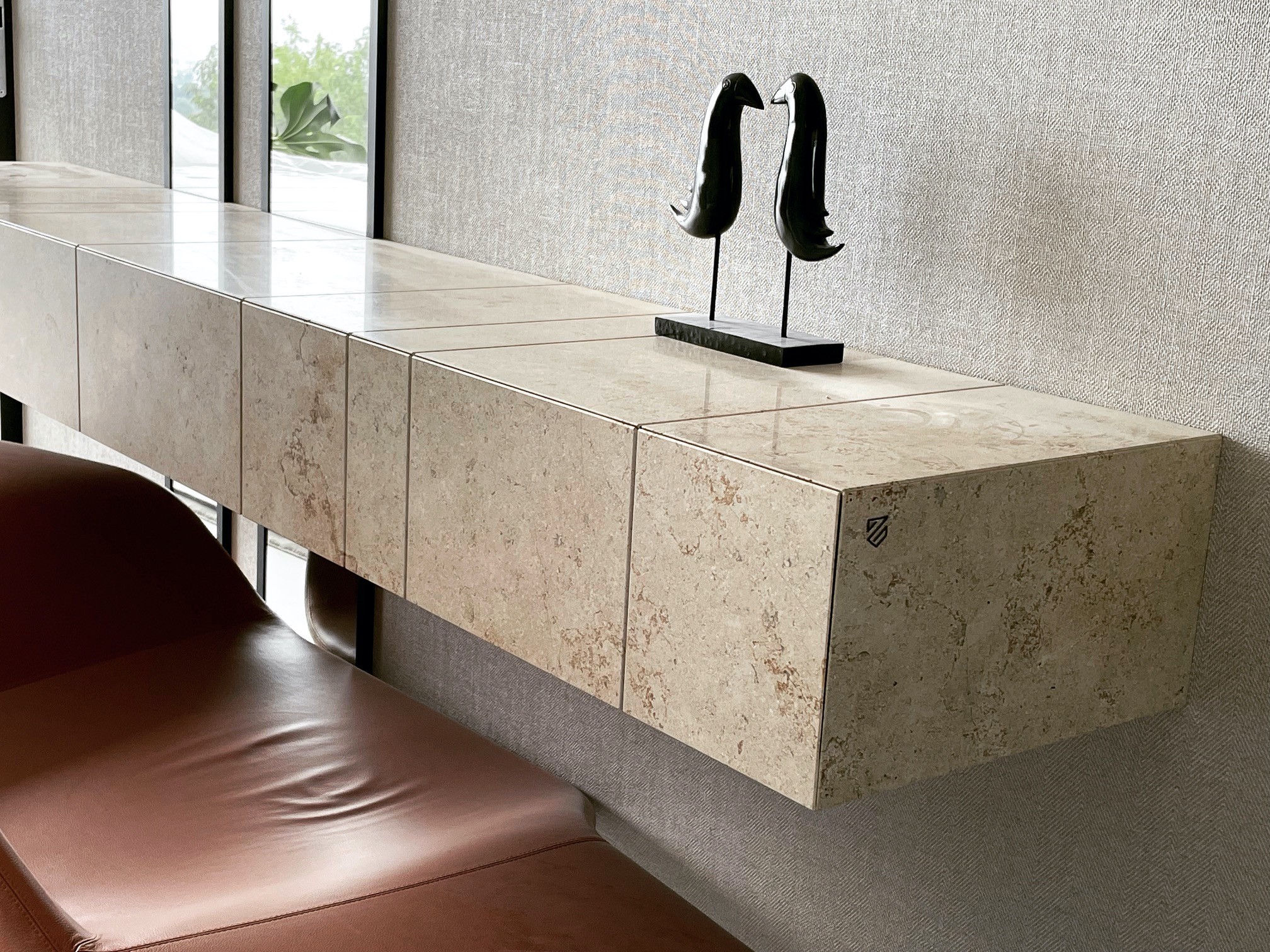Wisząca konsola z marmuru zaprojektowana jako jeden blok kamienny.