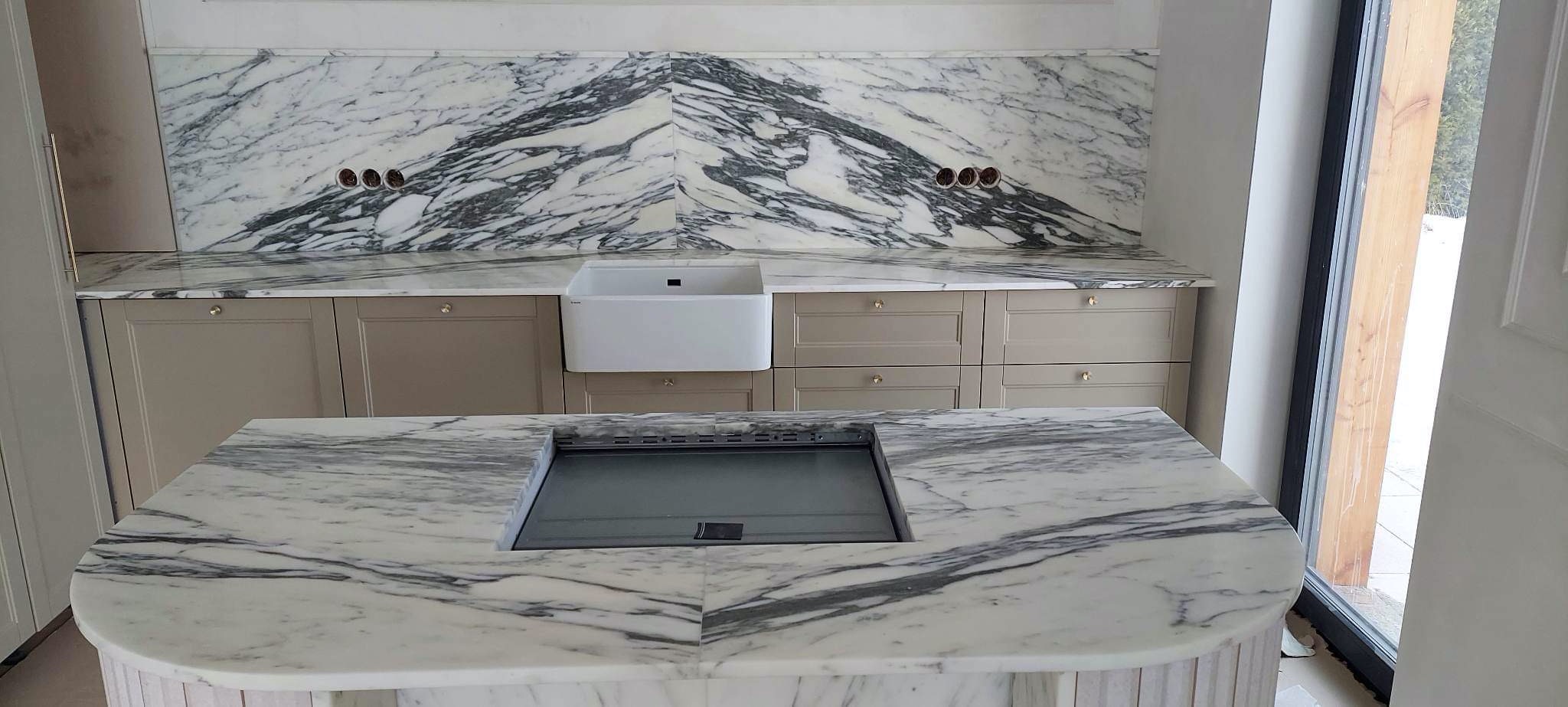 Blaty marmurowe wraz ze ścianami wykonane z marmuru Calacata Borghini. Kuchnia w stylu angielskim.