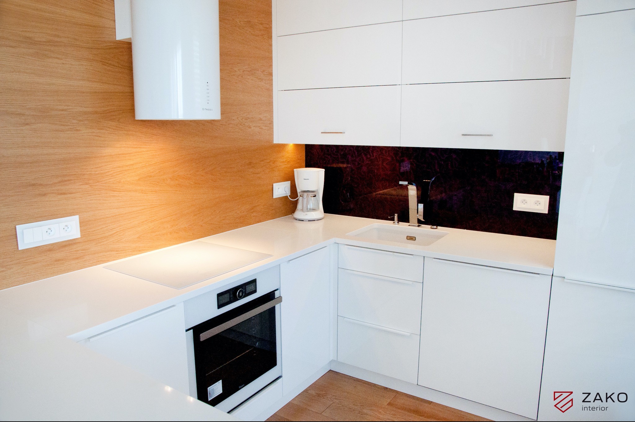 Blaty kuchenne z konglomeratu kwarcowego wykonane w śnieżnej bieli.