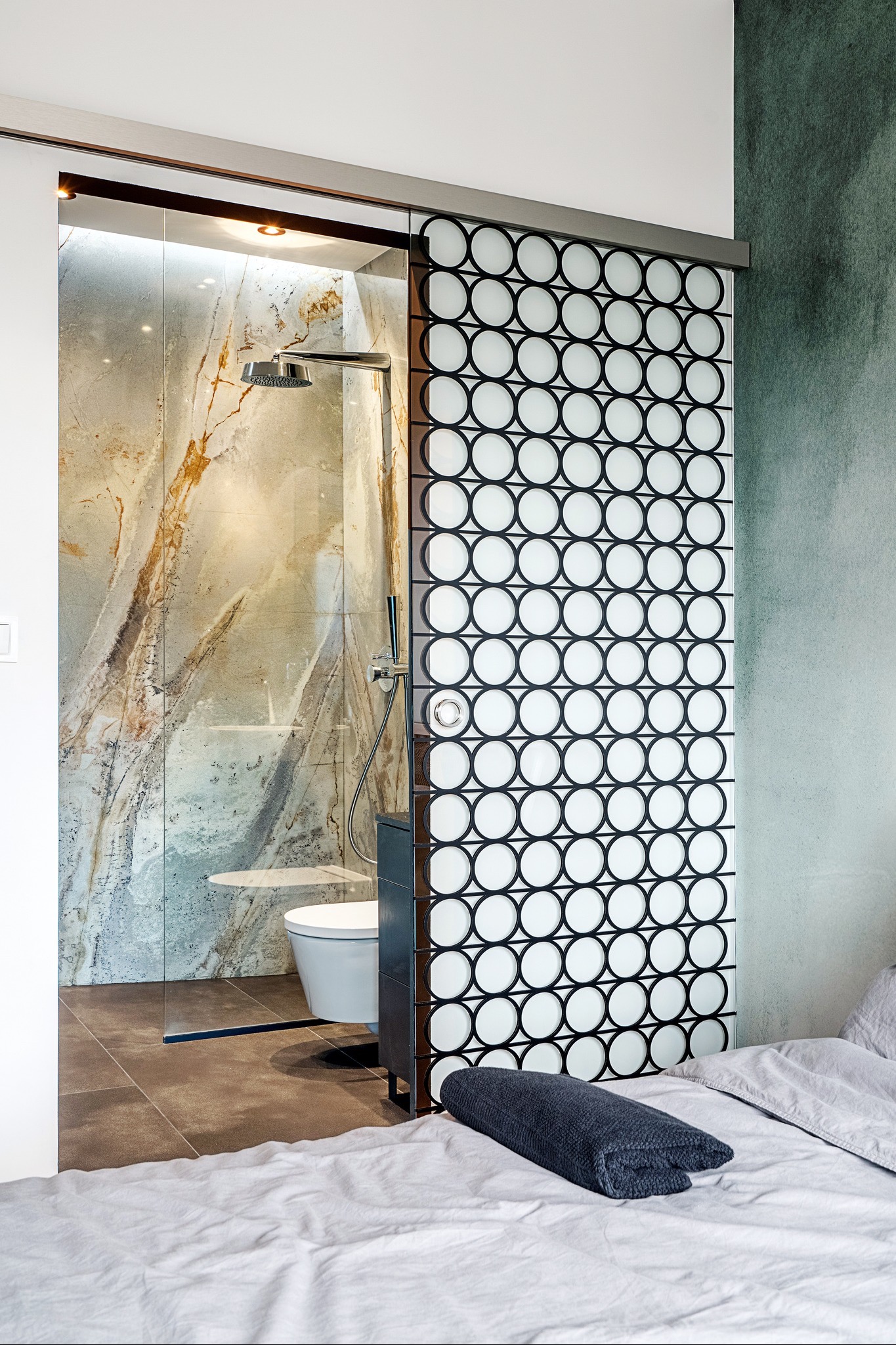 Ściana pod prysznicem wykonana z marmuru bez fugowi w jednym całym elemencie.