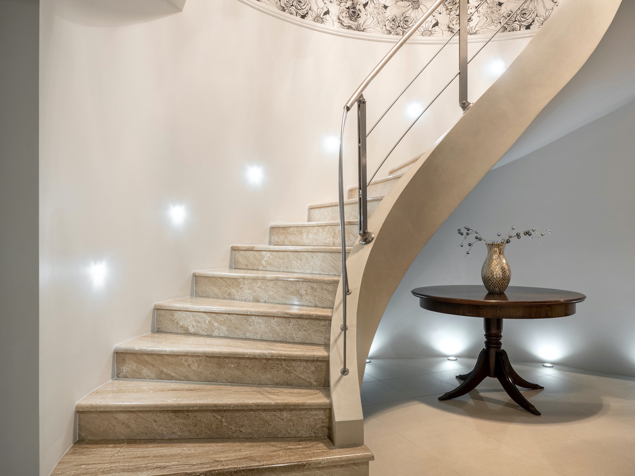 Schody wewnętrzne z marmuru Bracia Sarda w kolorze beżowym.