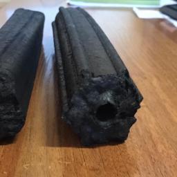 Aglomerowany węgiel drzewny z brykietów Pini Kay (Charcoal briquettes Pini Kay)