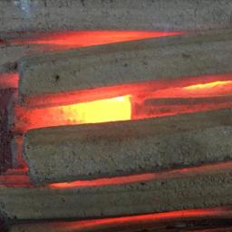 Aglomerowany węgiel drzewny z brykietów Pini Kay (Charcoal briquettes Pini Kay)
