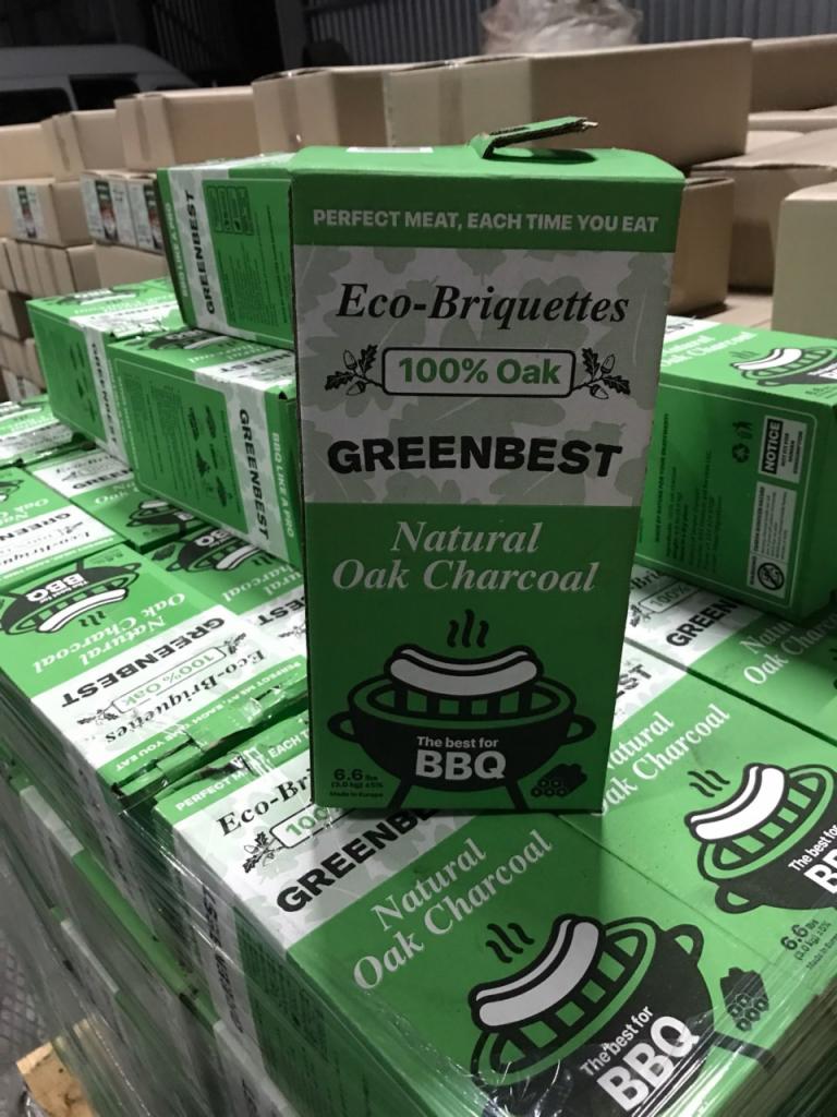 Paleta opakowań ekologicznego węgla drzewnego z dębu marki Greenbest, przeznaczonego do grillowania, z grafiką przedstawiającą grill z kiełbaską.