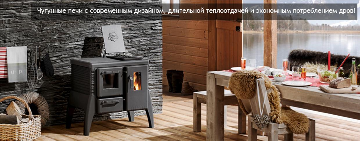 Żeliwny piec wolnostojący z palącym się drewnem wewnątrz, ustawiony na drewnianej podłodze przy kamiennej ścianie, obok kosza z drewnem, w tle stół z zastawą i widok na jezioro.