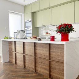 Piękna zabudowa kuchenna w salonie w domu rodzinnym
OLIWKOWA ZIELEŃ w połączeniu z marmurowymi elementami w postaci blatu i fartucha kuchennego oraz drewna w niecodziennej formie jak na zdj ;)