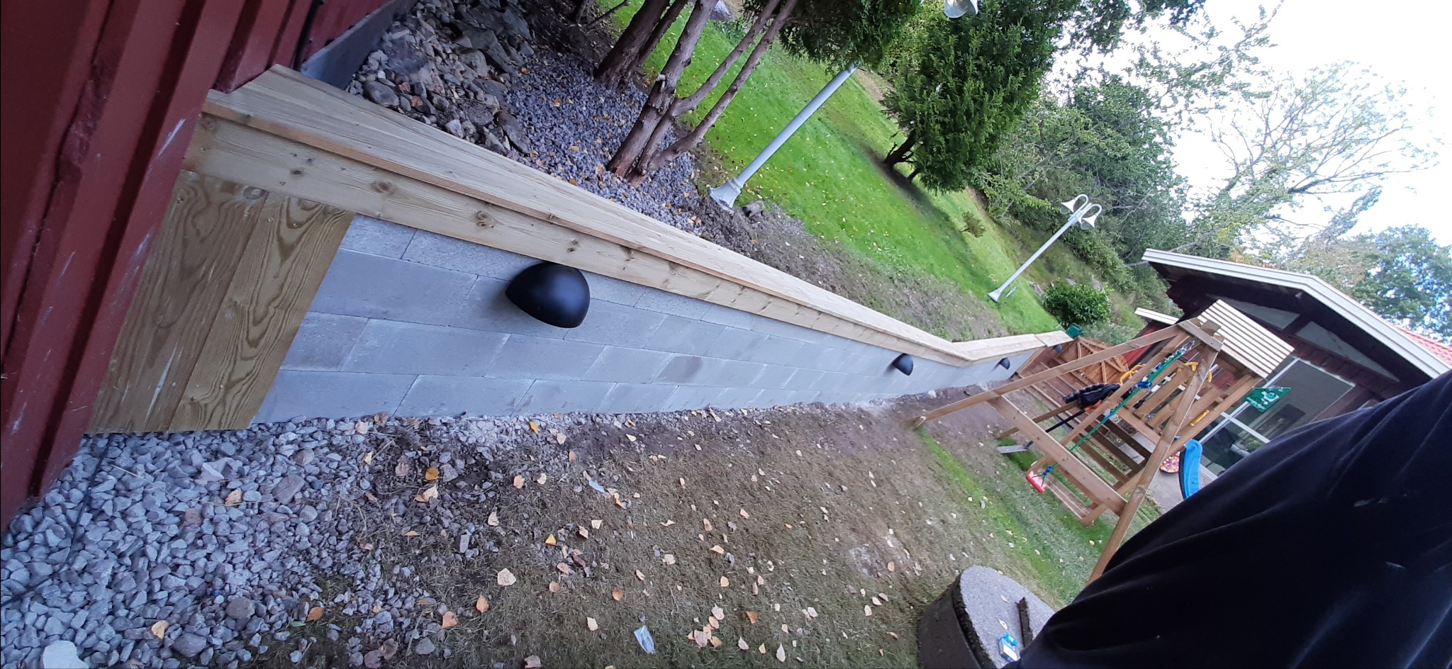 Mur z bloków plus wykończenie z drewna