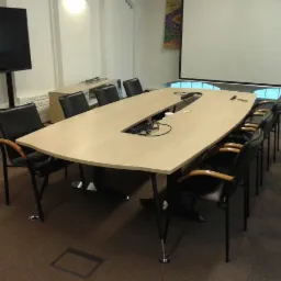 wykładzina biurowa w płytkach układana w szachownicę