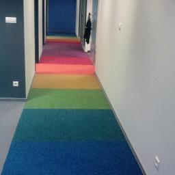płytki dywanowe w korytarzu
