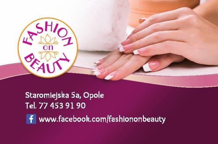Dłonie z francuskim manicure na tle wizytówki salonu kosmetycznego Fashion on Beauty z Opola, z widocznym adresem i numerem telefonu oraz adresem na Facebooku.