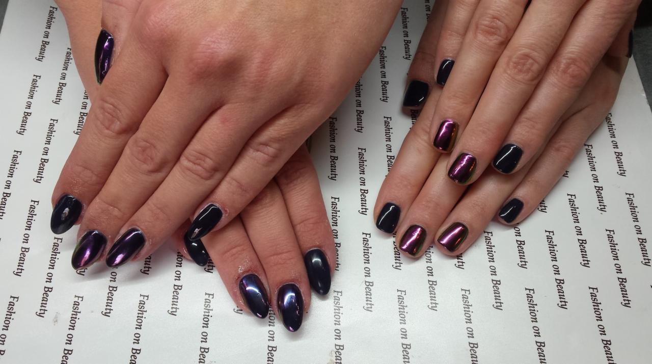 Dłonie z ciemnym, błyszczącym manicure hybrydowym, na białym tle z napisem 'Fashion on Beauty'. Paznokcie na lewej dłoni mają migoczący, fioletowo-zielony odcień, a na prawej dłoni są czarne.