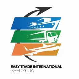 Logo firmy spedycyjnej Easy Trade International przedstawiające schematycznie statek, ciężarówkę i samolot na kolorowych pasach, połączone strzałką symbolizującą globalny zasięg.