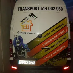 Tył białego samochodu dostawczego z numerem telefonu, logo firmy Agrepur i informacją o świadczonych usługach natryskowych: gładzie, elewacje, malowanie i izolacje.