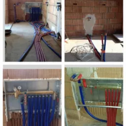 Rozprowadzenie instalacji wodnej i grzewczej w surowym stanie, widoczne rury PEX w kolorze niebieskim i czerwonym, rozdzielacz z manometrem wnęce ściennej, ściany z cegły dziurawki w trakcie budowy.