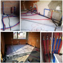 Montaż instalacji grzewczej i hydraulicznej w surowym wnętrzu: widok na rozłożone rury ogrzewania podłogowego, pionowe rury z zaworami oraz rozdzielacz z przewodami w kolorach czerwonym i niebieskim.