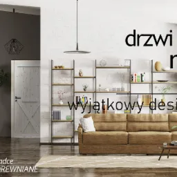 Jasne, drewniane drzwi wewnętrzne w stylu rustykalnym z charakterystycznym krzyżem na tle nowoczesnego salonu z szarą ścianą i drewnianymi schodami.