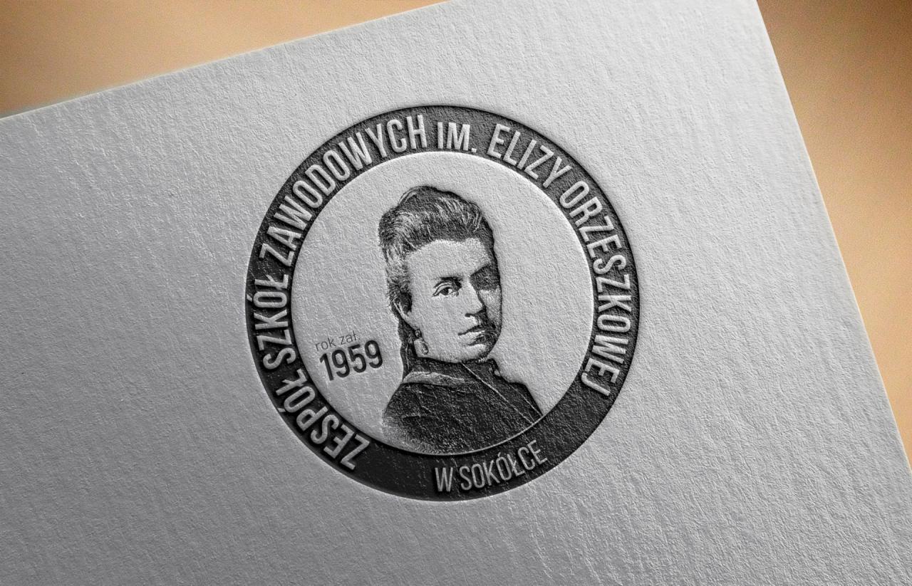Logo Zespołu Szkół Zawodowych im. Elizy Orzeszkowej w Sokółce, rok założenia 1959, wytłoczone na teksturowanym papierze.