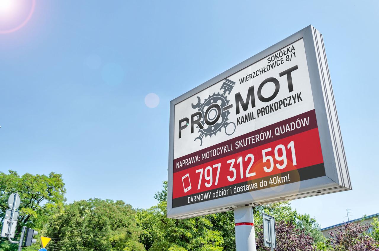 Billboard reklamowy firmy Pro-Mot Kamil Prokopczyk oferującej naprawę motocykli, skuterów i quadów, z numerem telefonu i informacją o darmowym odbiorze i dostawie do 40 km, na tle błękitnego nieba...