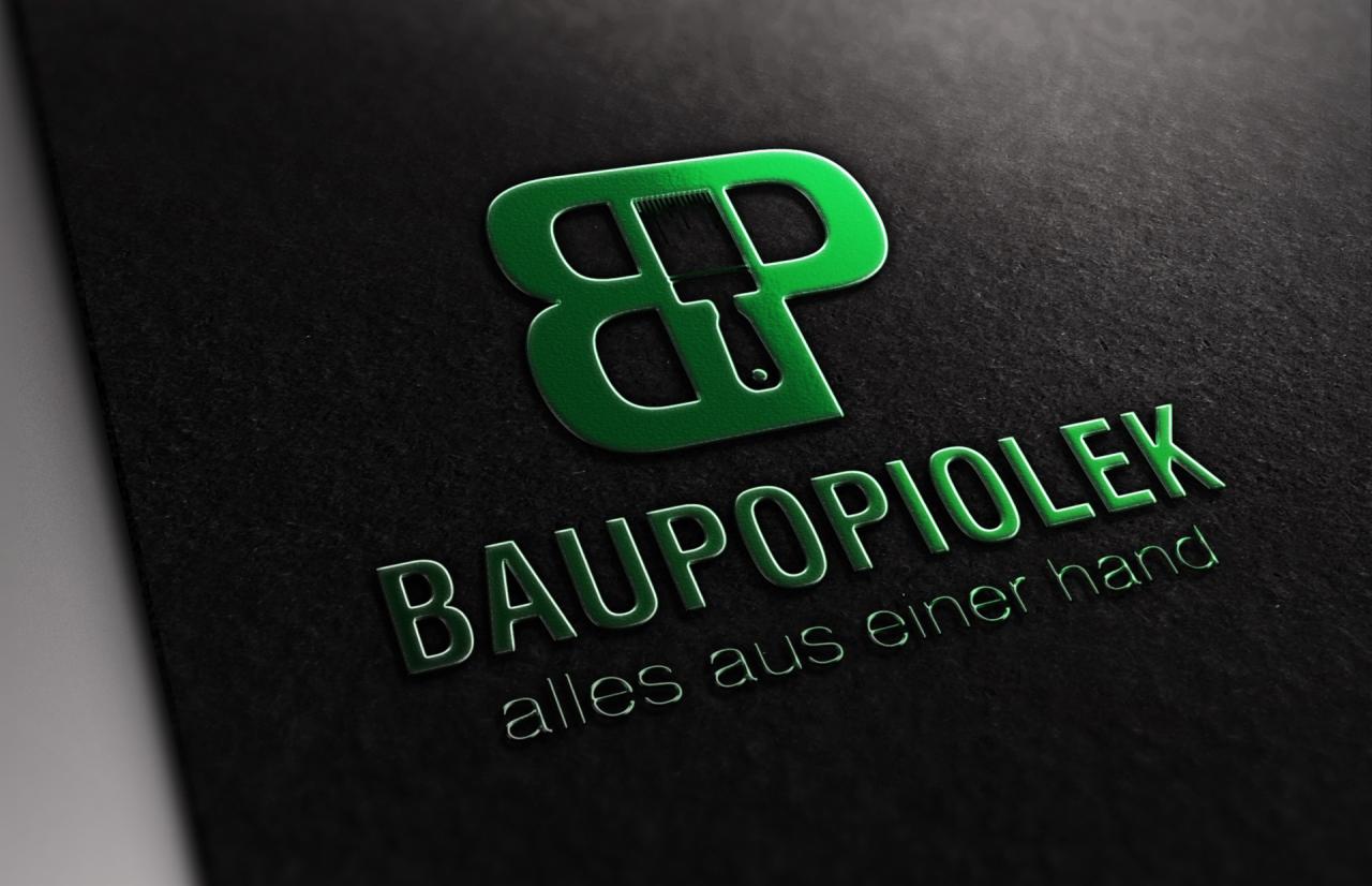 Zielone logo firmy Baupopiolek z Sokółki na czarnym, teksturowanym tle, przedstawiające stylizowaną literę B z pędzlem malarskim w środku i hasłem 'alles aus einer hand'.