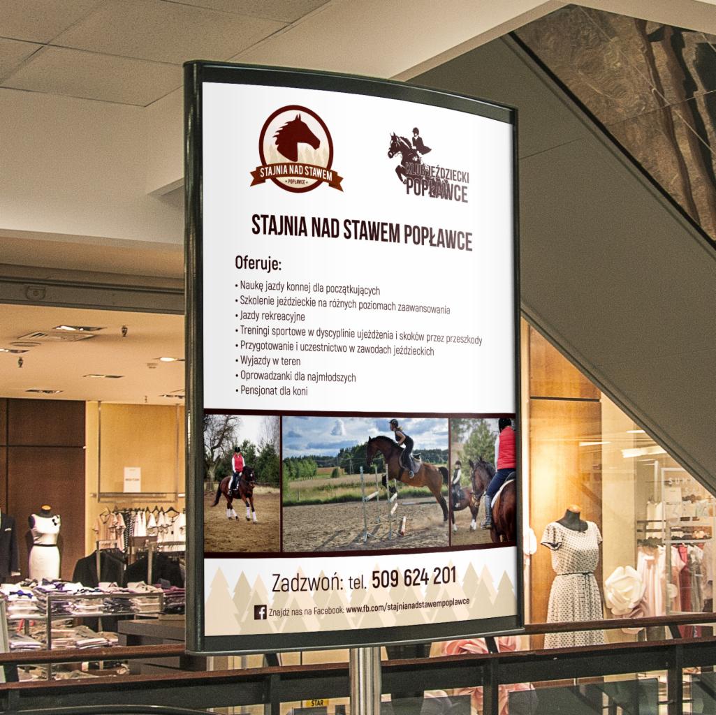 Billboard reklamowy stajni jeździeckiej 'Stajnia Nad Stawem Popławce' w centrum handlowym, prezentujący ofertę: naukę jazdy konnej, szkolenia, jazdy rekreacyjne, treningi, wyjazdy w teren...