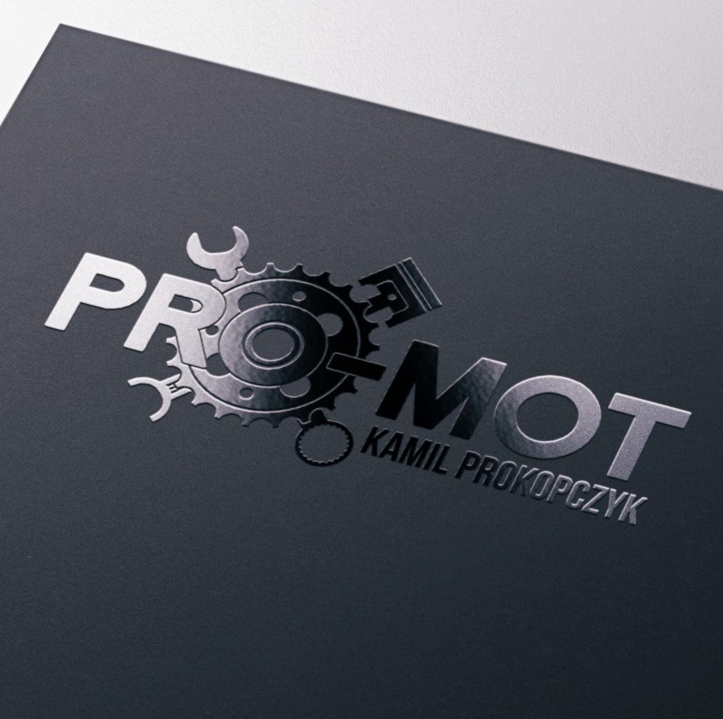 Eleganckie logo 'PRO-MOT' z wkomponowanymi grafikami kluczy, koła zębatego i tłoka, umieszczone na ciemnoszarym, teksturowanym tle z delikatnym efektem metalicznego połysku.