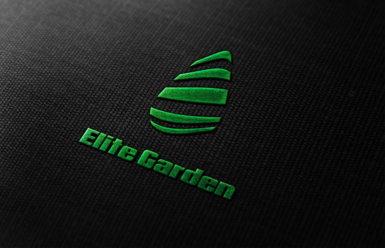 Zielone logo 'Elite Garden' na czarnym, teksturowanym tle, przedstawiające stylizowaną kroplę wody lub liść z poziomych pasków.