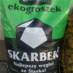 Worek z węglem, widoczny napis 'SKARBEK Najlepszy węgiel ze Śląska!', logo firmy 'WEGLOKOKS KRAJ' i informacja o rodzaju paliwa w kolorze zielonym.