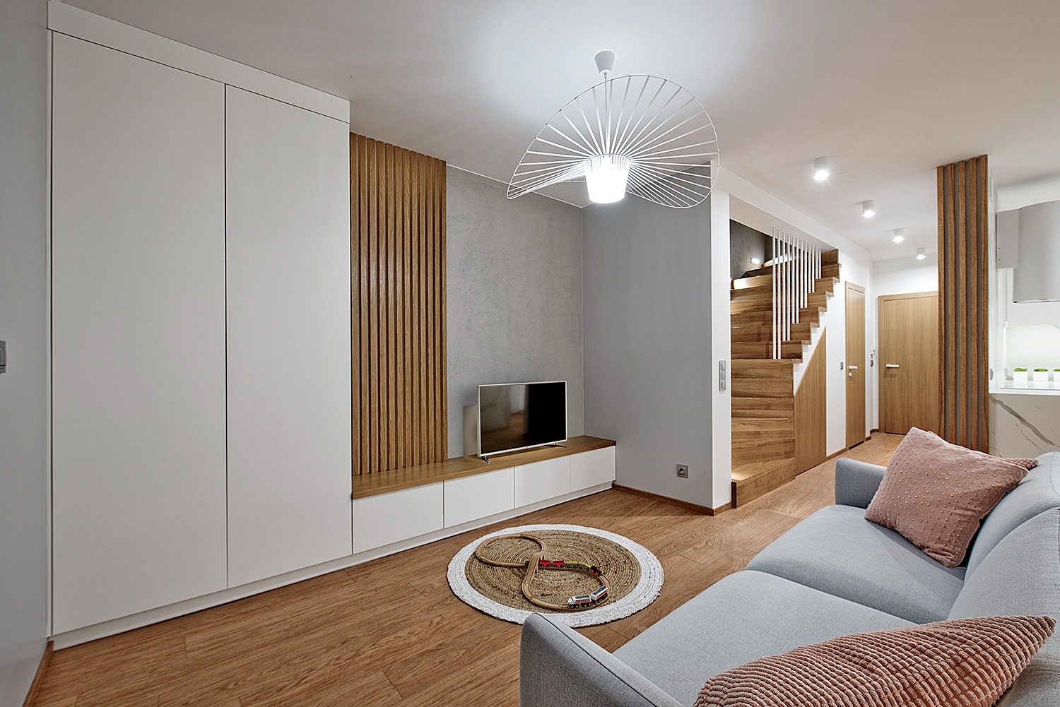 _Zabudowa RTV z lamelami debowymi oraz dębowe schody dywanowe.