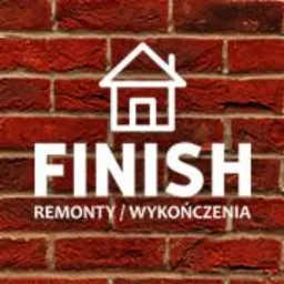 Logo firmy budowlanej na tle ściany z czerwonej cegły. Biały symbol domu nad napisem 'FINISH' i pod nim 'REMONTY / WYKOŃCZENIA'.