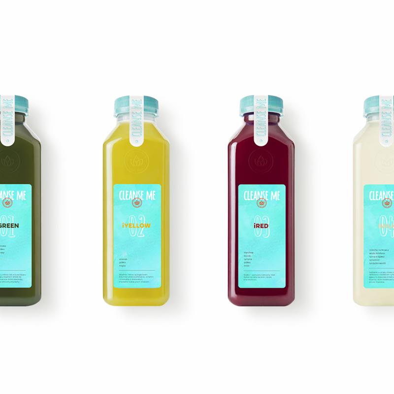Cztery butelki napojów detoksykacyjnych Cleansme w kolorach zielonym, żółtym, czerwonym i białym, ustawione obok siebie na białym tle, prezentujące etykiety z nazwą marki i numerami serii.