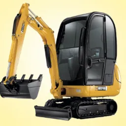Żółta mini koparka gąsienicowa JCB 8018 na jednolitym żółtym tle, widok z boku.