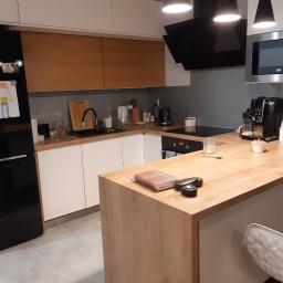 Pracownia Stolarska Skowron - Kuchnia wykonana w Krakowie fronty lakierowanie oraz część górnych szafek fornirowana