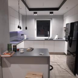 Pracownia Stolarska Skowron - Kuchnia zamontowana w Ujsołach blat wykonany z corianyu oraz część ściany . Fronty biały mat