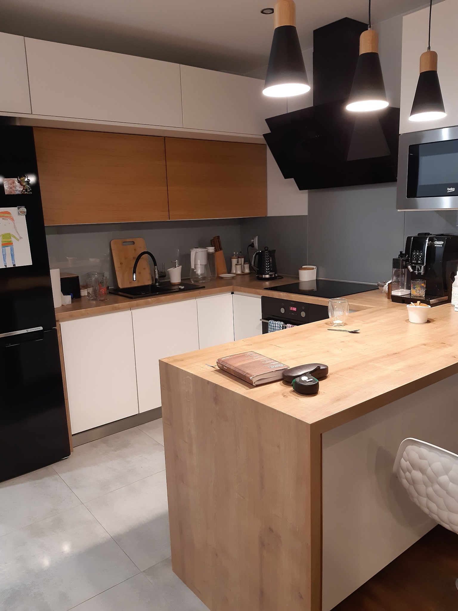 Kuchnia wykonana w Krakowie fronty lakierowanie oraz część górnych szafek fornirowana