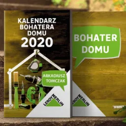 Dwa kalendarze ścienne 'Kalendarz Bohatera Domu 2020' i 'Bohater Domu' na tle schodów i zieleni, z logo Leroy Merlin.