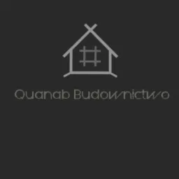Minimalistyczne logo firmy budowlanej Quanab Budownictwo na ciemnoszarym tle, przedstawiające uproszczony zarys domu z oknem.
