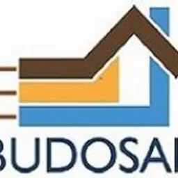 Logo firmy BUDOSAL z motywem domu w kolorach brązowym, żółtym i niebieskim, umieszczone nad nazwą firmy pisaną wielkimi literami. Minimalistyczny design.