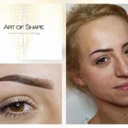 Kobieta po zabiegu makijażu permanentnego brwi, widoczne zbliżenie na oko i logo firmy Art of Shape