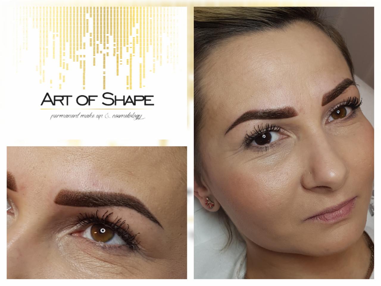 Kobieta po zabiegu makijażu permanentnego brwi, widoczne świeżo wykonane brwi o ciemnobrązowym kolorze, zbliżenie na twarz i logo firmy 'Art of Shape'.