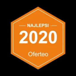 Pomarańczowa odznaka Oferteo 'Najlepsi 2020' na czarnym tle.