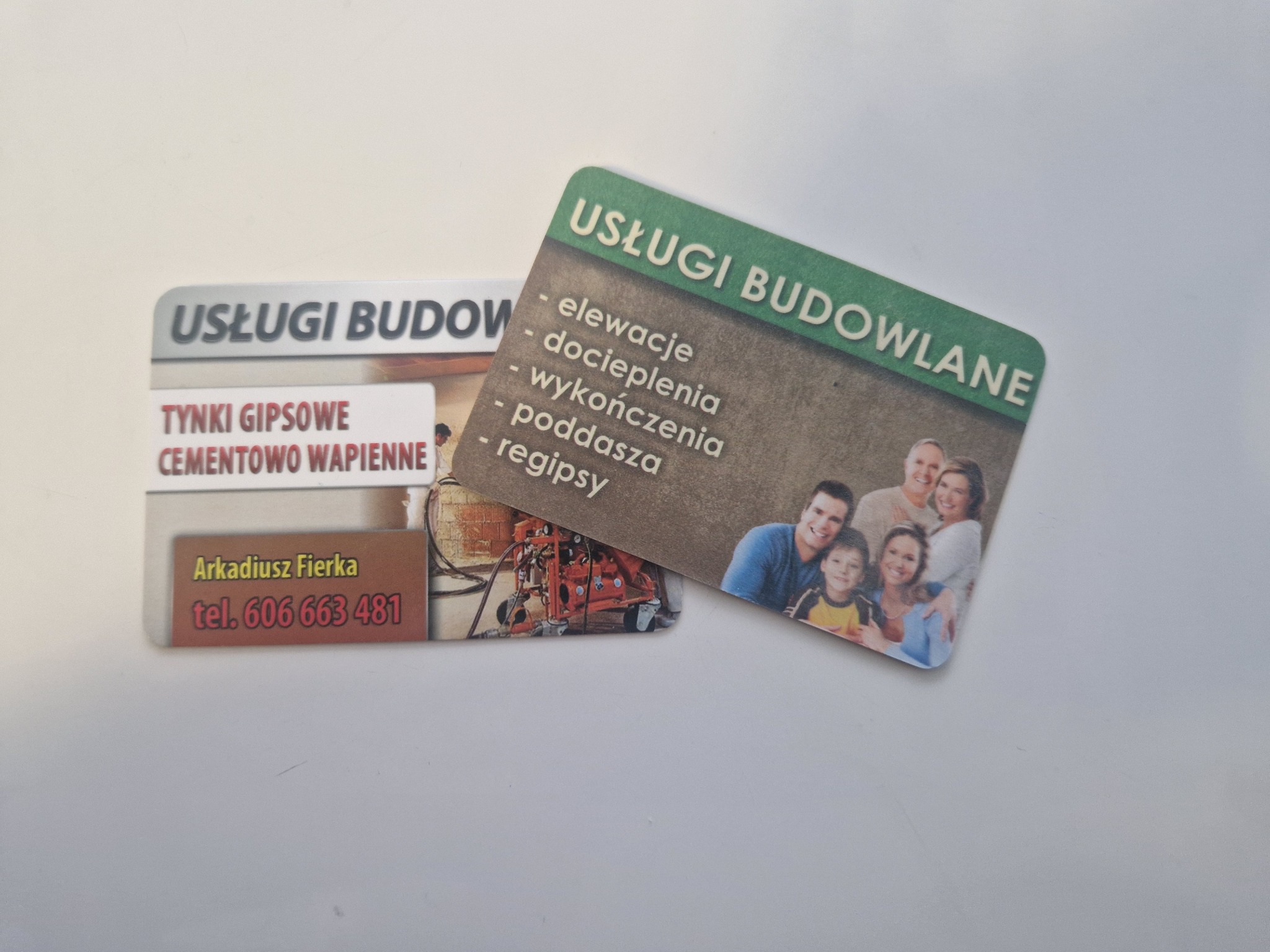 Dwie wizytówki firmy budowlanej: jedna z ofertą tynków gipsowych i cementowo-wapiennych, druga z usługami elewacji, dociepleń, wykończeń, poddaszy i regipsów, obok zdjęcia rodziny.