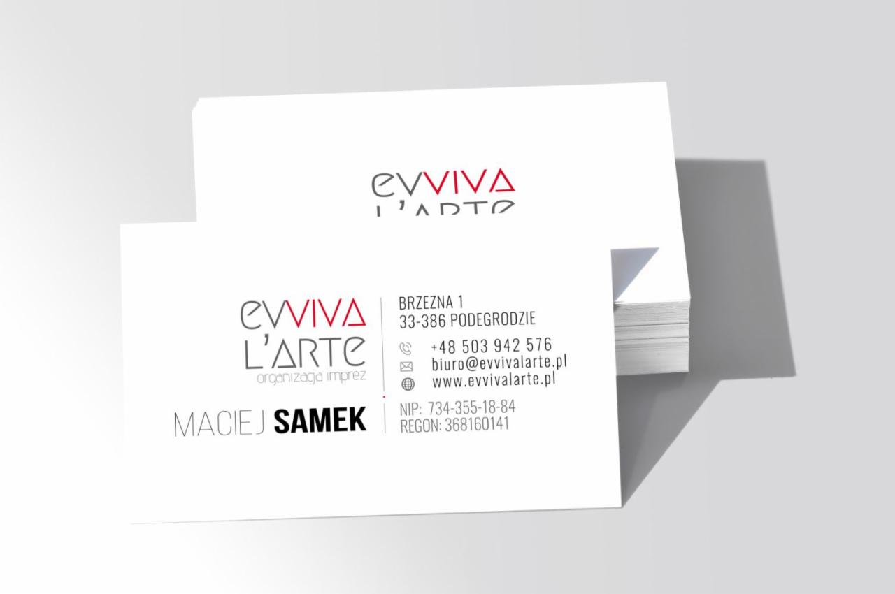 Stos wizytówek firmy EvViva L'Arte, organizującej imprezy, z danymi kontaktowymi: adres, telefon, email, strona www, NIP i REGON. Wizytówki w kolorach białym i czerwonym, z minimalistycznym logo.
