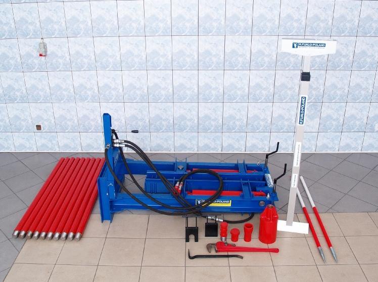 Niebieska hydrauliczna prasa do wciskania rur z zestawem narzędzi i rur w kolorze czerwonym, na tle płytek ceramicznych.