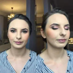 Portret kobiety przed i po makijażu: po lewej makijaż dzienny z brązowymi cieniami, po prawej makijaż wieczorowy z różowymi cieniami i eyelinerem, usta w odcieniu nude, bluzka w biało-czarne paski.