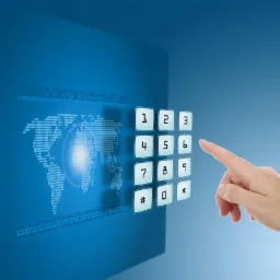 Dłoń dotyka wirtualnej klawiatury numerycznej na tle cyfrowej mapy świata i kodu binarnego, sugerując wprowadzanie kodu dostępu.