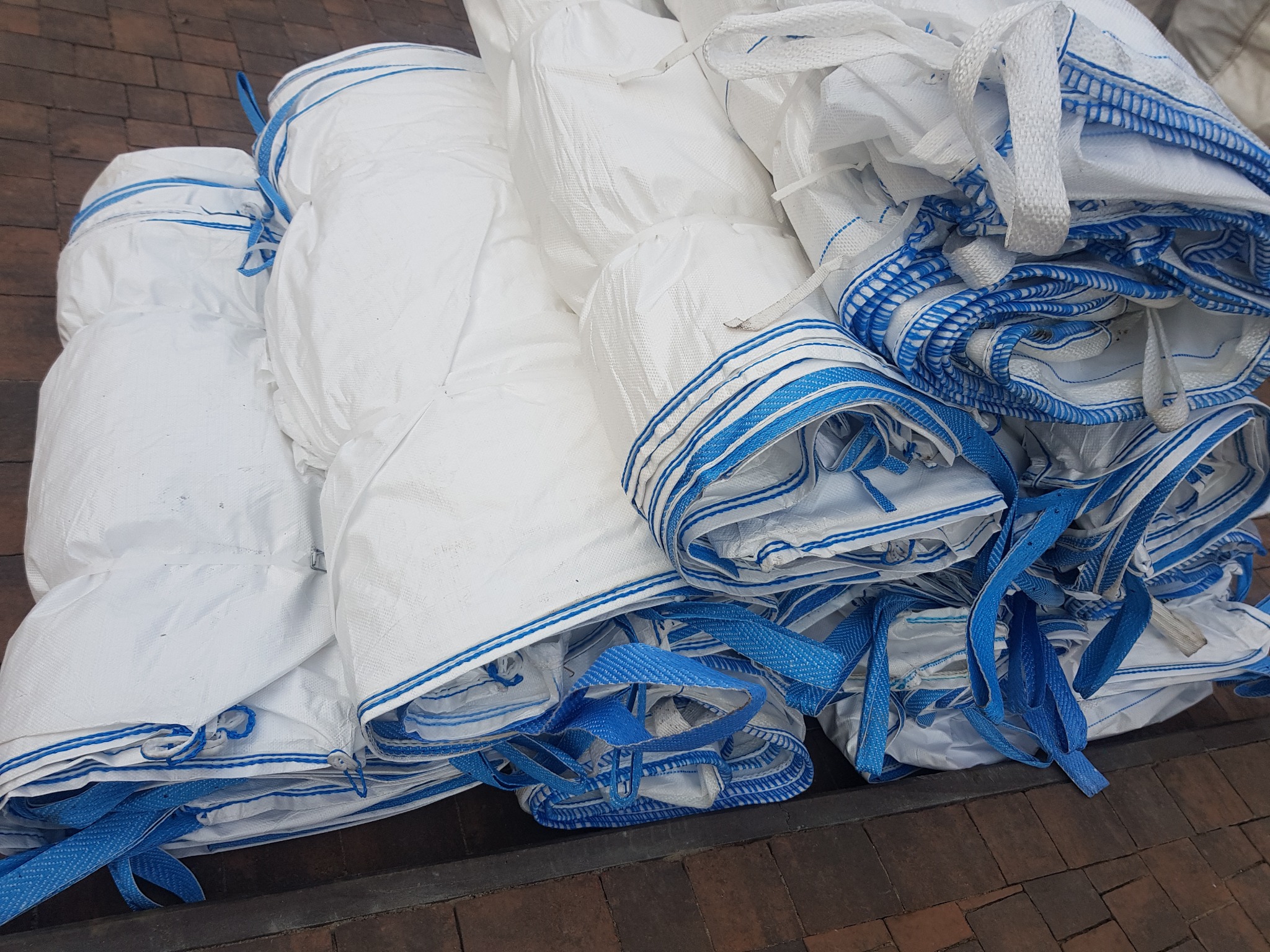 Worki wysyłamy na paletach lub paczkac od 10-15 szt. w zależności od rozmiaru.