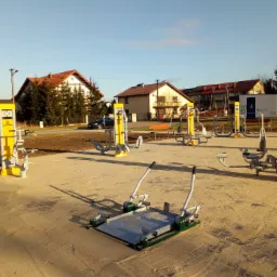 Fitness park na nawierzchni z kostki brukowej