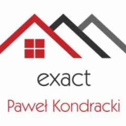 Logo firmy budowlanej: trzy stylizowane dachy w kolorach czerwonym, czarnym i szarym, czerwone okno w pierwszym dachu, pod dachem nazwa firmy 'exact', pod nazwą firmy imię i nazwisko właściciela...