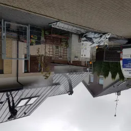 Pracownik na linie, myjący ciśnieniowo metalowy dach domu z oknami dachowymi. W tle zaparkowany biały bus z reklamą usług czyszczenia i malowania.