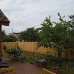 ogrodzenie z surowej deski ,olejowane.